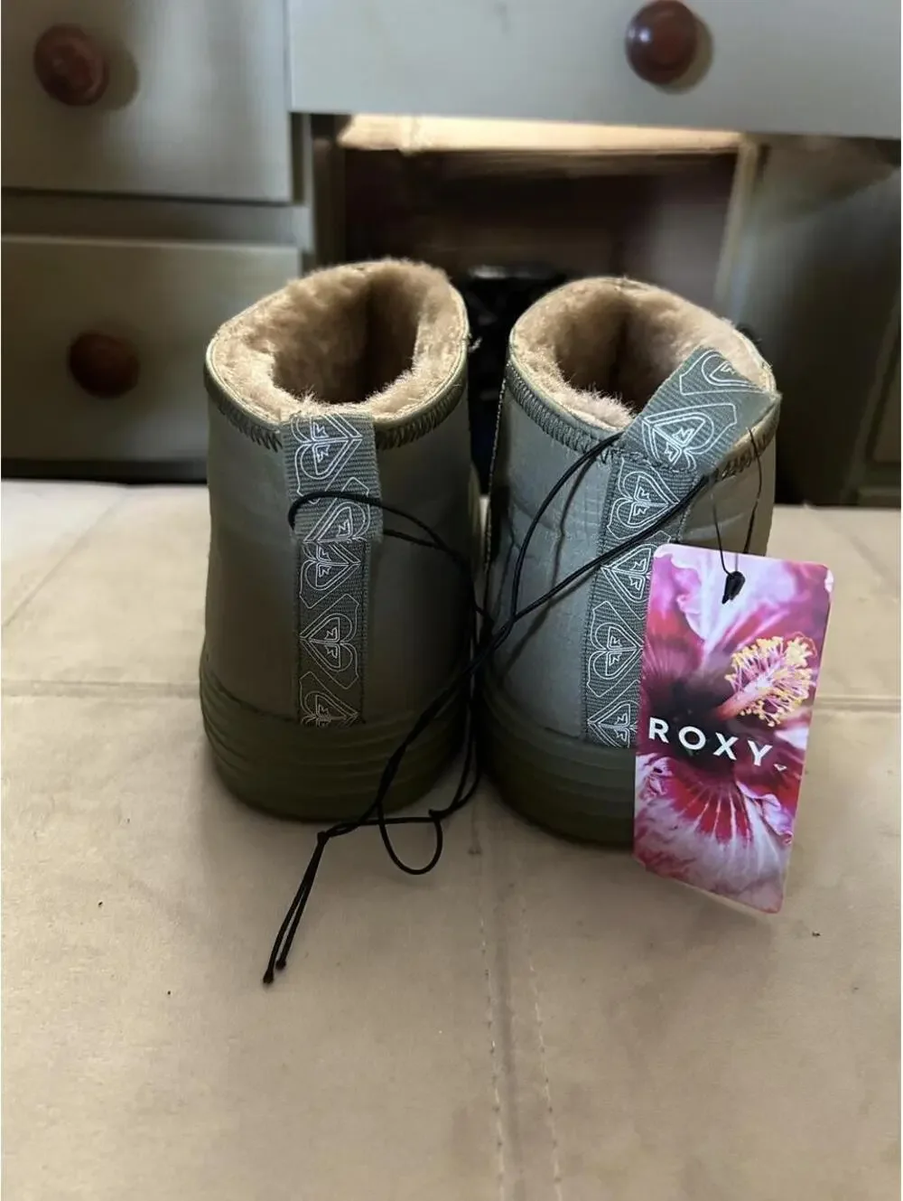 NWTRoxy women’s olive green & khaki faux fur lined ankle boots size 6